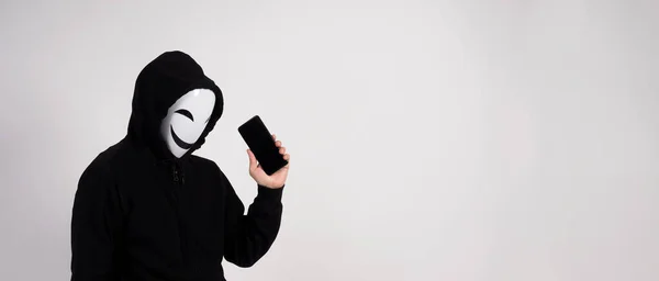 Hackeador Anónimo Máscara Facial Con Smartphone Mano Camisa Hombre Capucha — Foto de Stock