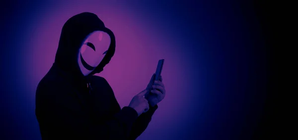 Hacker Anonim Mască Față Smartphone Mână Bărbat Cămașă Neagră Glugă — Fotografie, imagine de stoc