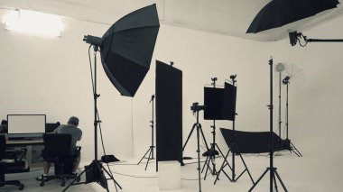 Stüdyo video prodüksiyon ışıklandırma seti. Ekip kameraları ve ekipmanlar stüdyoda çekim yapıyor. Video çekimi veya ticari film çevrimiçi canlı yayın.