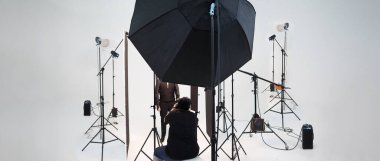 Stüdyo video prodüksiyon ışıklandırma seti. Ekip kameraları ve ekipmanlar stüdyoda çekim yapıyor. Video çekimi veya ticari film çevrimiçi canlı yayın.