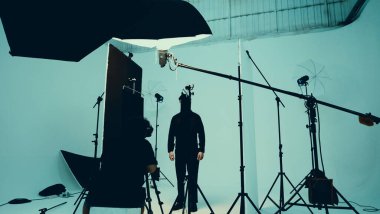 Stüdyo video prodüksiyon ışıklandırma seti. Ekip kameraları ve ekipmanlar stüdyoda çekim yapıyor. Video çekimi veya ticari film çevrimiçi canlı yayın.