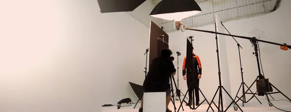 Stüdyo Video Prodüksiyon Işıklandırma Seti Ekip Kameraları Ekipmanlar Stüdyoda Çekim — Stok fotoğraf