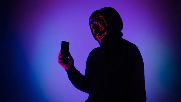 Hacker Anônimo Máscara Facial Com Smartphone Mão Homem Capa Preta — Fotografia de Stock