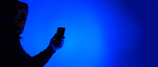 Ανώνυμος Χάκερ Και Μάσκα Προσώπου Smartphone Στο Χέρι Άντρας Μαύρη — Φωτογραφία Αρχείου