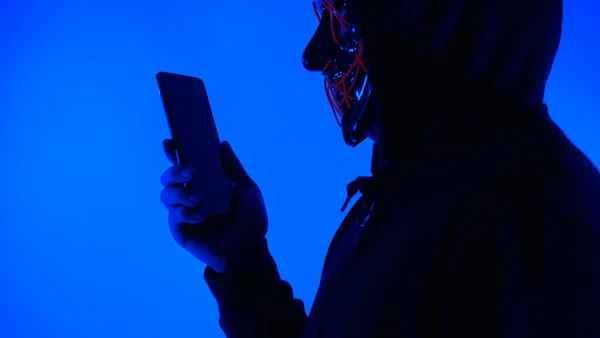 Hacker Anonim Mască Față Smartphone Mână Bărbat Cămașă Neagră Încearcă — Fotografie, imagine de stoc