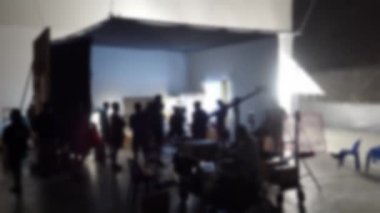Stüdyoda video yapımcılığında çalışırken görüntüler bulanıklaşır. Video prodüksiyon sahnelerinin arkasında. Yönetmen ve film ekibinin kamera ışıklandırmalı bir filmini çekmek ya da çekmek.