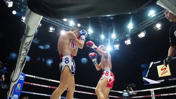 泰国曼谷2018年11月11日 在曼谷麻泰街的比赛中 身份不明的泰籍和外国拳击选手与麻泰超级冠军争夺战 泰国拳说明性编辑 — 图库照片