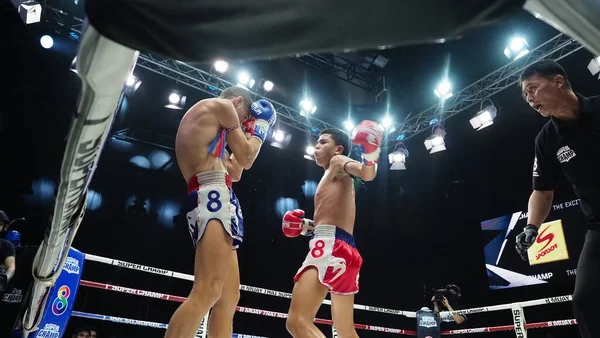 泰国曼谷2018年11月11日 在曼谷麻泰街的比赛中 身份不明的泰籍和外国拳击选手与麻泰超级冠军争夺战 泰国拳说明性编辑 — 图库照片