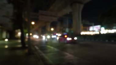 Bangkok Tayland 'da gece bulanık yol manzarası. Görüntüler, gündüz trafiği sıkışık olan Onnuch bölgesinde gece saat 10 'da yol durumunu gösteriyor. Yol sahneleri arasında taksi motosiklet otobüsü ve daha fazlası yer alıyor.