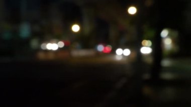 Bangkok Tayland 'da gece bulanık yol manzarası. Görüntüler, gündüz trafiği sıkışık olan Onnuch bölgesinde gece saat 10 'da yol durumunu gösteriyor. Yol sahneleri arasında taksi motosiklet otobüsü ve daha fazlası yer alıyor.