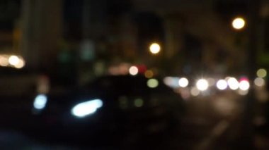 Bangkok Tayland 'da gece bulanık yol manzarası. Görüntüler, gündüz trafiği sıkışık olan Onnuch bölgesinde gece saat 10 'da yol durumunu gösteriyor. Yol sahneleri arasında taksi motosiklet otobüsü ve daha fazlası yer alıyor.