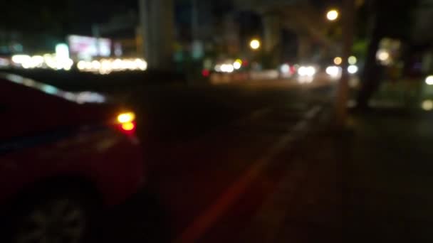 泰国曼谷夜晚的泥泞道路场景 录像显示昂纽区晚上10点的道路状况 白天交通非常拥挤 道路场景包括出租车 摩托车及更多 — 图库视频影像