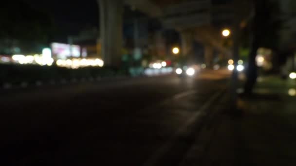Θολή Οδική Σκηνή Νύχτα Στην Μπανγκόκ Της Ταϊλάνδης Πλάνα Δείχνει — Αρχείο Βίντεο