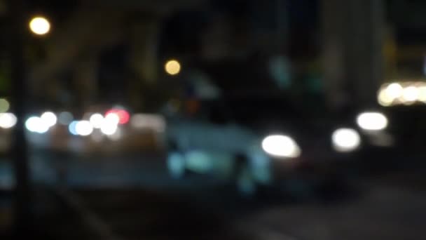 バンコクタイで夜のブリュリーロードシーン 映像は昼間の交通渋滞が多いオンヌッチ地区で夜10時に道路状況を示しています ロードシーンには タクシーバイクバスなどがあります — ストック動画