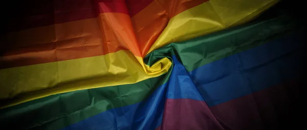 黒人を背景にしたLgbtqの誇りの旗 ゲイの手で小さな虹の旗 自由平和平等と愛の象徴であり セクシュアリティの多様性を尊重する レズビアンゲイ双方向性転換性別Queer — ストック写真