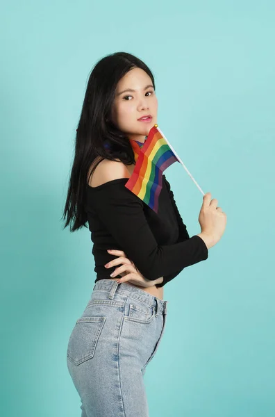 Lgbtq Frau Mit Stolzer Fahne Vor Blaugrünem Hintergrund Asiatische Lgbtq — Stockfoto