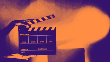 Film alkışlama tahtası. Ekip el kameraya karşı plastik ve ahşap film tahtası tutuyor. Video yapımında ve film stüdyosunda kullanılan alkışlar film endüstrisinde işe yarıyor. Mürettebatın elinde film tahtası.