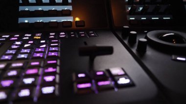 Stüdyodaki video kontrol panelini düzenle. Editör montajı ve film notları. Prodüksiyon sonrası dijital video üzerinde telekinezi kontrol makinesi ve insan elle düzenleme veya renk ayarlama.