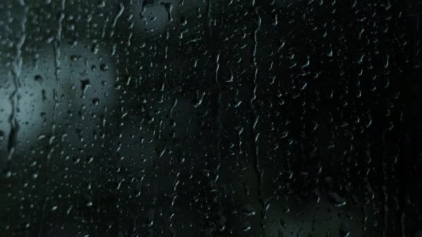 Regn Droppar Glaset Små Regndroppar Vilar Glas Medan Regnet Bakgrund — Stockvideo