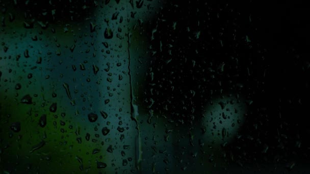 Eső Cseppek Üvegre Kis Esőcsepp Pihen Üvegen Miközben Esik Eső — Stock videók