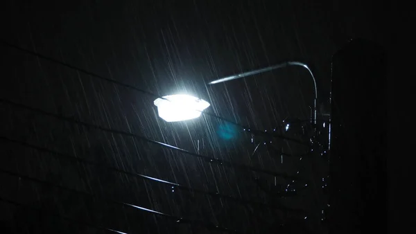 Pada Noc Światło Krople Deszczu Spadają Nocy Bangkoku Tajlandii Sierpniowym — Zdjęcie stockowe