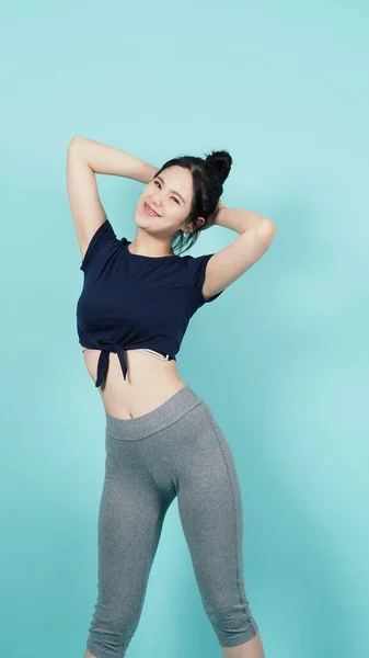 Fitness Sportkleding Vrouw Glimlachen Poseren Lichaamsbeweging Camera Geïsoleerd Blauw Groene — Stockfoto