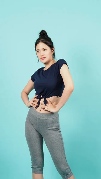 Fitness Sportswear Mujer Sonrisa Pose Ejercicio Corporal Cámara Aislada Sobre —  Fotos de Stock