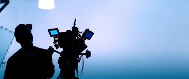 Video çekimlerinde, fotoğrafçılıkta ve fotoğraf setlerinde kullanılan video ya da film yapım stüdyosu. Profesyonel film kamerası ve film ekibi sinema ve internet reklamları için film sahneleri hazırlıyor..