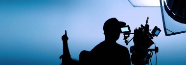 Video çekimlerinde, fotoğrafçılıkta ve fotoğraf setlerinde kullanılan video ya da film yapım stüdyosu. Profesyonel film kamerası ve film ekibi sinema ve internet reklamları için film sahneleri hazırlıyor..