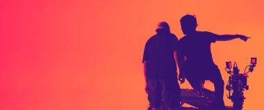 Video çekimlerinde, fotoğrafçılıkta ve fotoğraf setlerinde kullanılan video ya da film yapım stüdyosu. Profesyonel film kamerası ve film ekibi sinema ve internet reklamları için film sahneleri hazırlıyor..