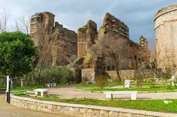 Červené baziliky ve městě bergama — Stock fotografie