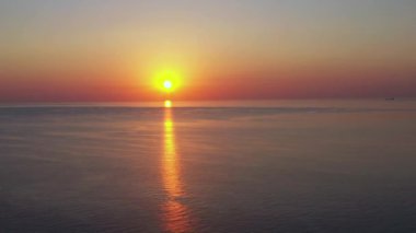 Sakin denizin üzerinde gün doğumu. Ufkun üzerinde şafak, okyanus, su - zaman ayarlı ya da yüksek hızda. Suyun üzerindeki güneş yolu