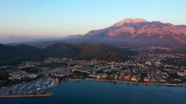 Kemer Türkiye 'nin manzarası. İHA 'nın üstünde uçmak