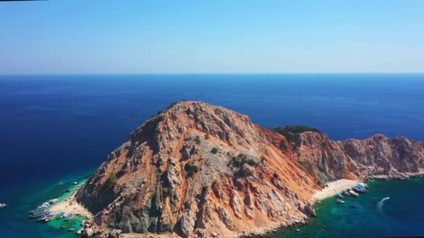 Κηφήνας που πετά πάνω από το νησί Suluada στη Θάλασσα Adrasan, Τουρκία, παράδεισος γνωστός ως Τουρκικές Μαλδίβες, 4K — Αρχείο Βίντεο