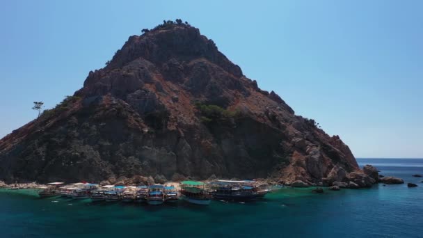 Drone che sorvola l'isola di Suluada nel Mar di Adrasan, Turchia, paradiso conosciuto come Maldive Turche, 4K — Video Stock