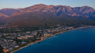 Kemer yakınlarındaki Türk Rivierası 'ndaki Akdeniz kıyısındaki hava manzaralı oteller