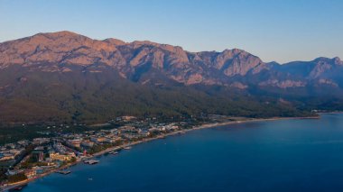 Kemer yakınlarındaki Türk Rivierası 'ndaki Akdeniz kıyısındaki hava manzaralı oteller