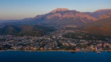 Kemer yakınlarındaki Türk Rivierası 'ndaki Akdeniz kıyısındaki hava manzaralı oteller