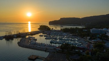 Kemer yakınlarındaki Türk Rivierası 'ndaki Akdeniz kıyısındaki hava manzaralı oteller