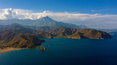 Uzun sahil kıyıları, Adrasan köyündeki koyu deniz ve körfez, tatil için harika bir yer. İnsansız hava aracı ile hava görüntüsü. Antalya