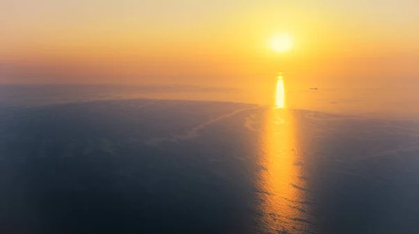 Lever de soleil sur mer calme. Aurore au-dessus de l'horizon, océan, eau - timelapse ou hyperlapsus. Chemin solaire sur l'eau — Photo