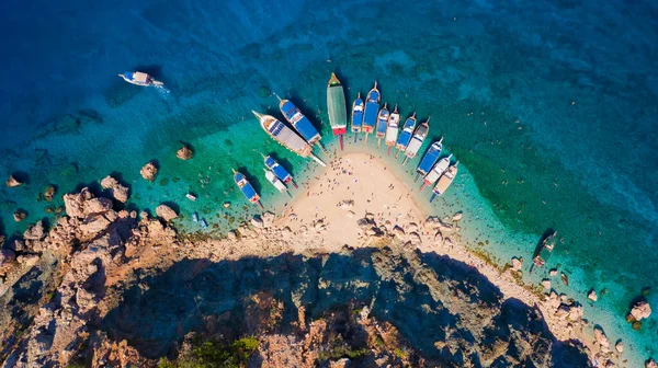 Antalya Törökország Suluada az egyik legszebb úti cél Adrasan elérte csak hajóval. A sziget belsejében édesvíz van.. — Stock Fotó