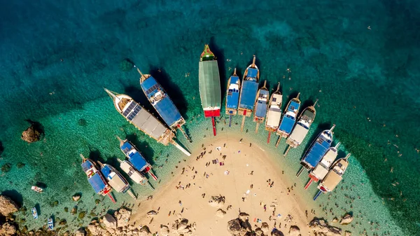 Antalya Turquía Suluada es uno de los destinos más bellos de Adrasan a los que solo se llega en barco. Dentro de la isla hay una fuente de agua dulce. Fotos de stock libres de derechos