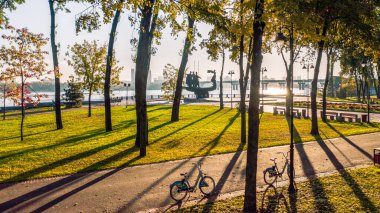 Kiev 'in güzel sonbahar şehri sabah güneşlerinde