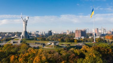 Kiev 'in güzel sonbahar şehri sabah güneşlerinde
