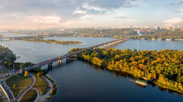 Kiev 'in güzel sonbahar şehri sabah güneşlerinde — Stok fotoğraf