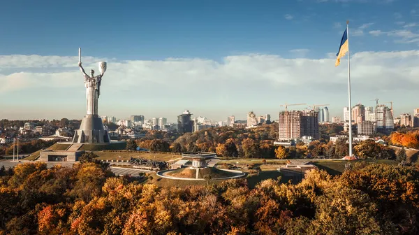 Kiev 'in güzel sonbahar şehri sabah güneşlerinde