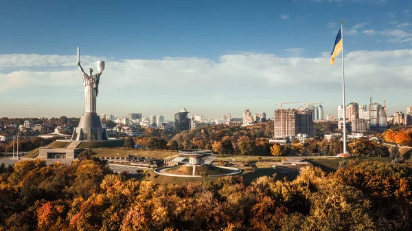 キエフの美しい秋の街の朝の光線 ロイヤリティフリーのストック画像