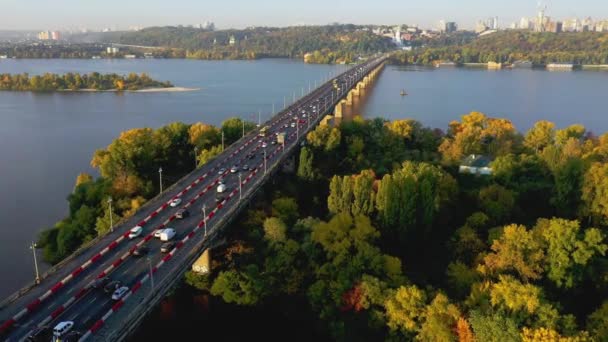 Красивый вид с вершины города в утренние дожди — стоковое видео