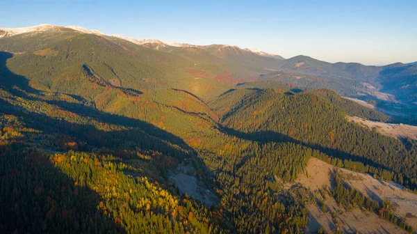 Outono na montanha, incrível paisagem — Fotografia de Stock